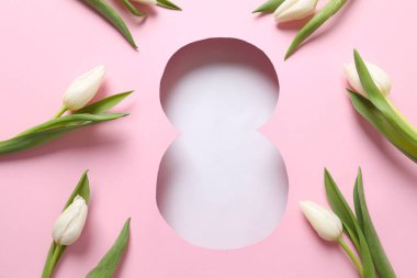 Pembe arka planda taze bahar laleleri olan 8 numara. Asgari Kadın Günü, 8 Mart konsepti. 