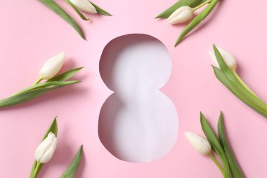 Pembe arka planda taze bahar laleleri olan 8 numara. Asgari Kadın Günü, 8 Mart konsepti. 