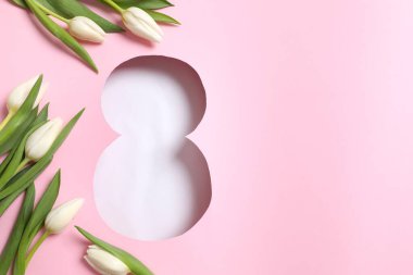 Pembe arka planda taze bahar laleleri olan 8 numara. Asgari Kadın Günü, 8 Mart konsepti. 