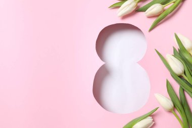 Pembe arka planda taze bahar laleleri olan 8 numara. Asgari Kadın Günü, 8 Mart konsepti. 