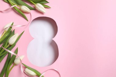 Pembe arka planda taze bahar laleleri olan 8 numara. Asgari Kadın Günü, 8 Mart konsepti. 