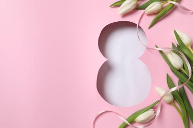 Pembe arka planda taze bahar laleleri olan 8 numara. Asgari Kadın Günü, 8 Mart konsepti. 