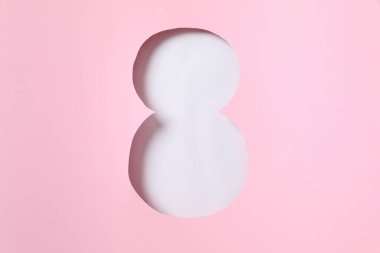 Pembe arka planda 8 numara