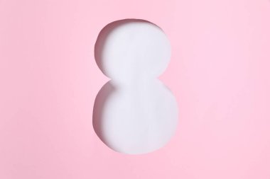 Pembe arka planda 8 numara