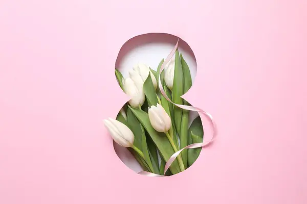 Pembe arka planda taze bahar laleleri olan 8 numara. Asgari Kadın Günü, 8 Mart konsepti. 