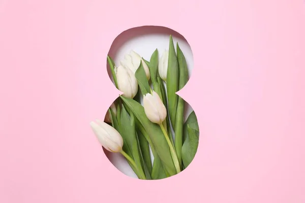 Numéro Avec Des Tulipes Printanières Fraîches Sur Fond Rose Minimal Photo De Stock