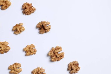 Beyaz arkaplanda cevizler, üst görünüm