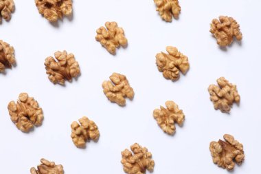 Beyaz arkaplanda cevizler, üst görünüm