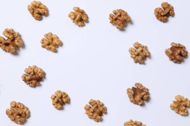 Beyaz arkaplanda cevizler, üst görünüm