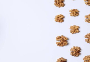 Beyaz arkaplanda cevizler, üst görünüm