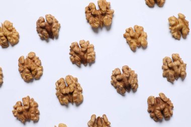 Beyaz arkaplanda cevizler, üst görünüm