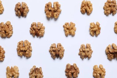 Beyaz arkaplanda cevizler, üst görünüm