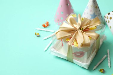 Renkli arkaplanda doğum günü pastası