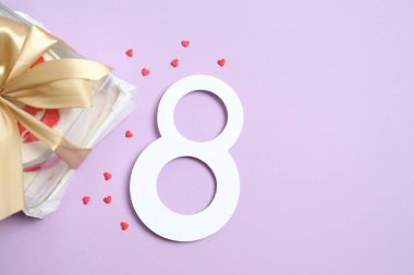 Renkli arka planda 8 numara ve renkli pasta.