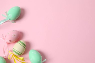 Renkli arka planda Paskalya yumurtaları, üst manzara