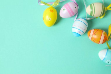Renkli arka planda Paskalya yumurtaları, üst manzara