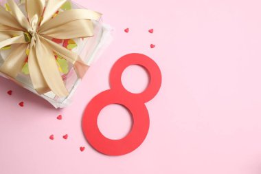 8 numara ve renkli arka planda kırmızı dudaklarla süslenmiş renkli pasta.