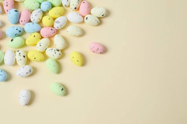 Renkli arka planda Paskalya yumurtaları, üst manzara