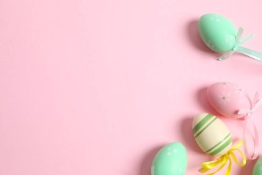 Renkli arka planda Paskalya yumurtaları, üst manzara