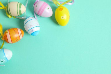 Renkli arka planda Paskalya yumurtaları, üst manzara