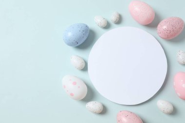 Paskalya dekoru konsepti. Pastel mavi arkaplan üzerinde mavi pembe yumurtaların üst görünüm fotoğrafı metin için boşluk ile