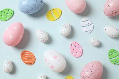 Paskalya yumurtaları ve renk arkaplanı dekorasyonu, üst görünüm