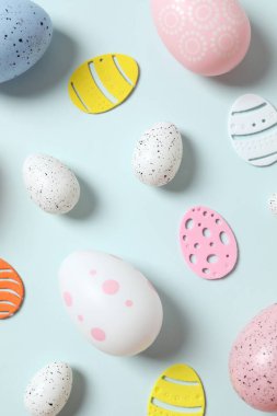 Paskalya yumurtaları ve renk arkaplanı dekorasyonu, üst görünüm