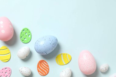 Paskalya yumurtaları ve renk arkaplanı dekorasyonu, üst görünüm