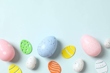 Paskalya yumurtaları ve renk arkaplanı dekorasyonu, üst görünüm