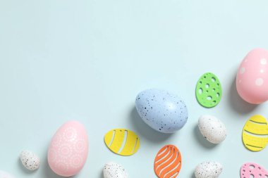 Paskalya yumurtaları ve renk arkaplanı dekorasyonu, üst görünüm