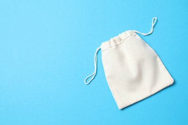 Renkli arka planda küçük bir eko-çanta. Yukarıdan görüntüle.