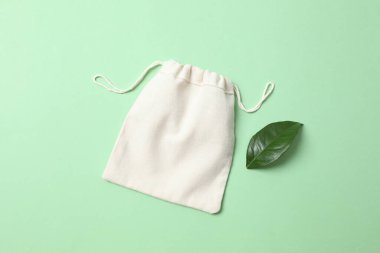 Renkli yeşil yapraklı küçük bir eko çuval. Üst görünüm.