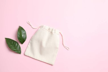 Renkli yeşil yapraklı küçük bir eko çuval. Üst görünüm.