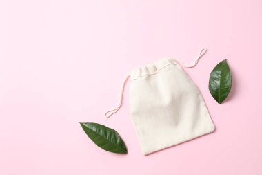 Renkli yeşil yapraklı küçük bir eko çuval. Üst görünüm.