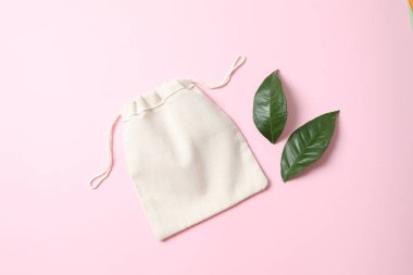 Renkli yeşil yapraklı küçük bir eko çuval. Üst görünüm.