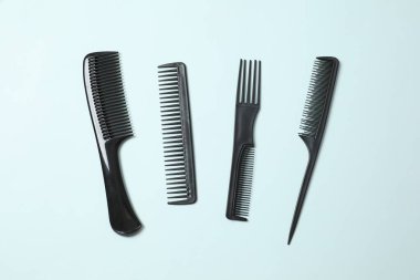 Renk arkaplanı, üst görünüm profesyonel tarak ve kuaför araçları