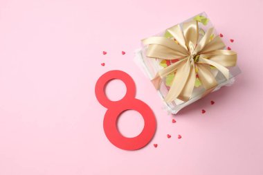 8 numara ve renkli arka planda kırmızı dudaklarla süslenmiş renkli pasta.