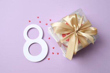 8 numara ve renkli arka planda kırmızı dudaklarla süslenmiş renkli pasta.