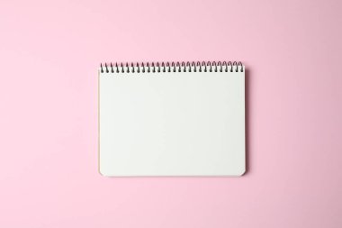 Renkli arkaplan üzerine not defteri, metin için boşluk