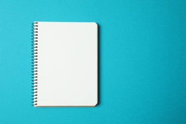 Renkli arkaplan üzerine not defteri, metin için boşluk