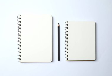 Renkli arkaplanda kalem, metin için boşluk