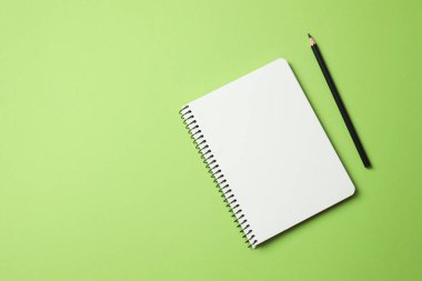 Renkli arkaplanda kalem, metin için boşluk