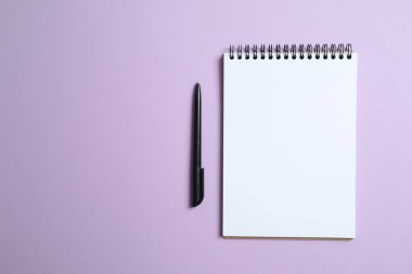 Renkli arkaplanda kalem, metin için boşluk olan defter
