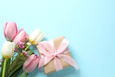 Beyaz arkaplanlı güzel laleler.