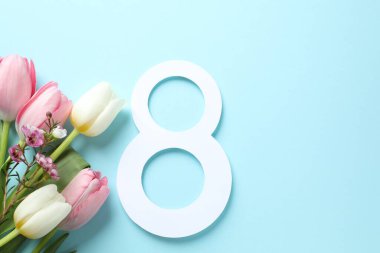 Renkli arka planda güzel laleleri olan sekiz numara.