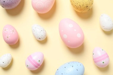 Paskalya dekoru konsepti. Pastel arka planda renkli yumurtaların en üstteki fotoğrafı 
