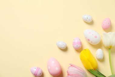Paskalya dekoru konsepti. Pastel arka planda renkli yumurtaların en üstteki fotoğrafı 