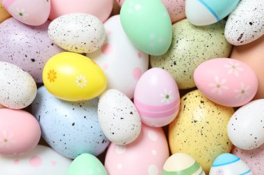 Paskalya dekoru konsepti. Renkli yumurtaların üst görünüm fotoğrafı 