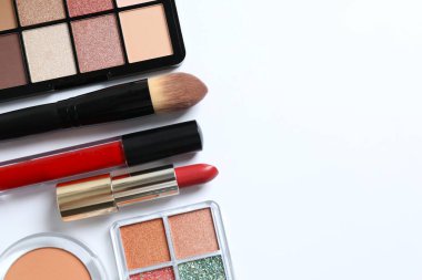 Beyaz arkaplanda dekoratif kozmetik seti