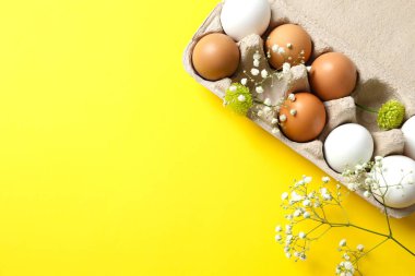 Çiçekli karton bir pakette tavuk yumurtası.